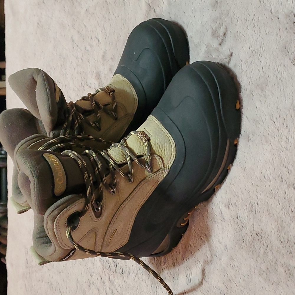 Columbia size 9 women's waterproof boots